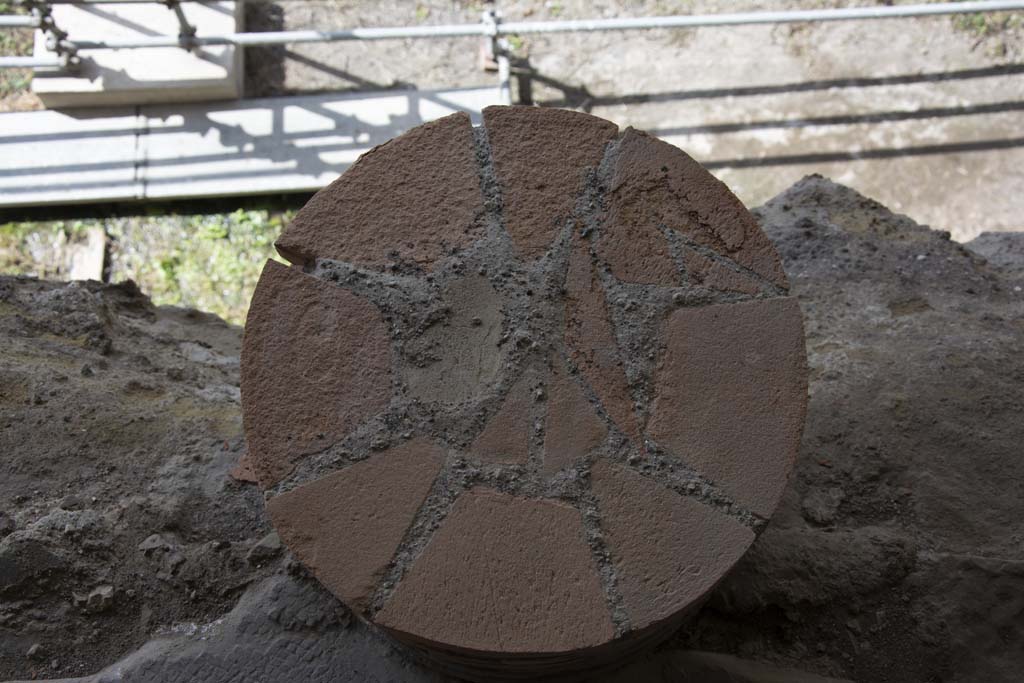 Villa dei Papiri, March 2019. Detail from south side of walkway (a), opposite room (g).
Foto Annette Haug, ERC Grant 681269 DÉCOR.